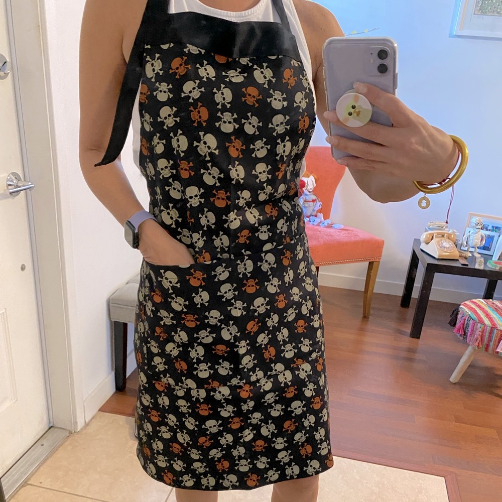 Black Apron with skulls & bones pictures